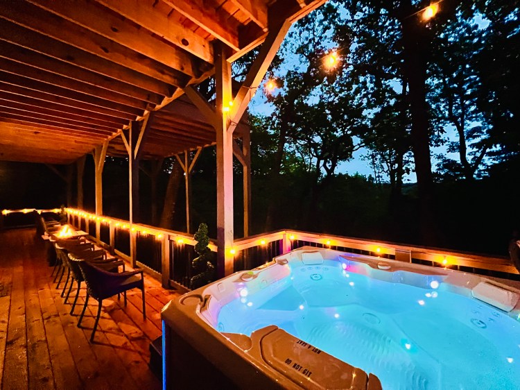 rental with hot tub big canoe